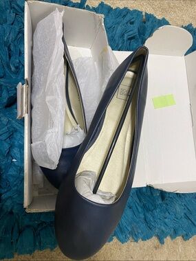 Soda Navy Round-Toe Slip-On Flats